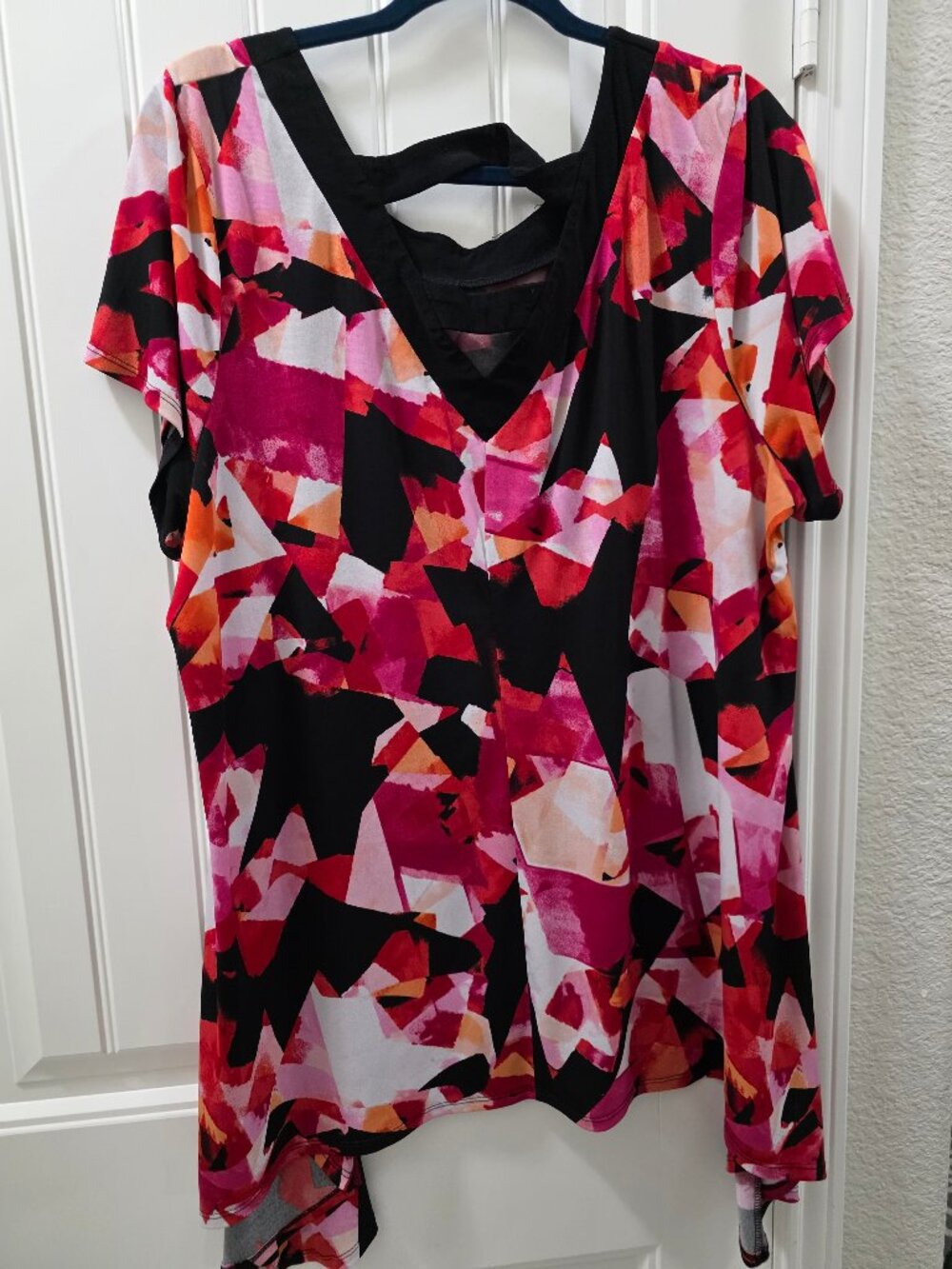 Avenue 22/24 Plus Abstract Sharkbite Tunic Top Pink Black V Back